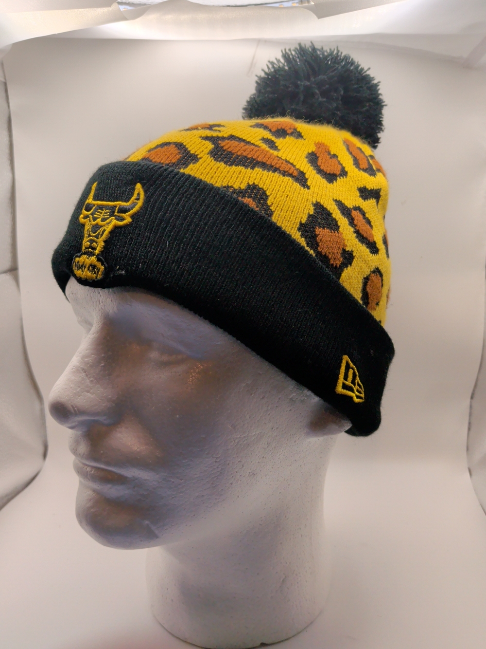 New Era Chicago Bulls Leopard Print Pom Beanie Hat Hardwood Classics (F)
